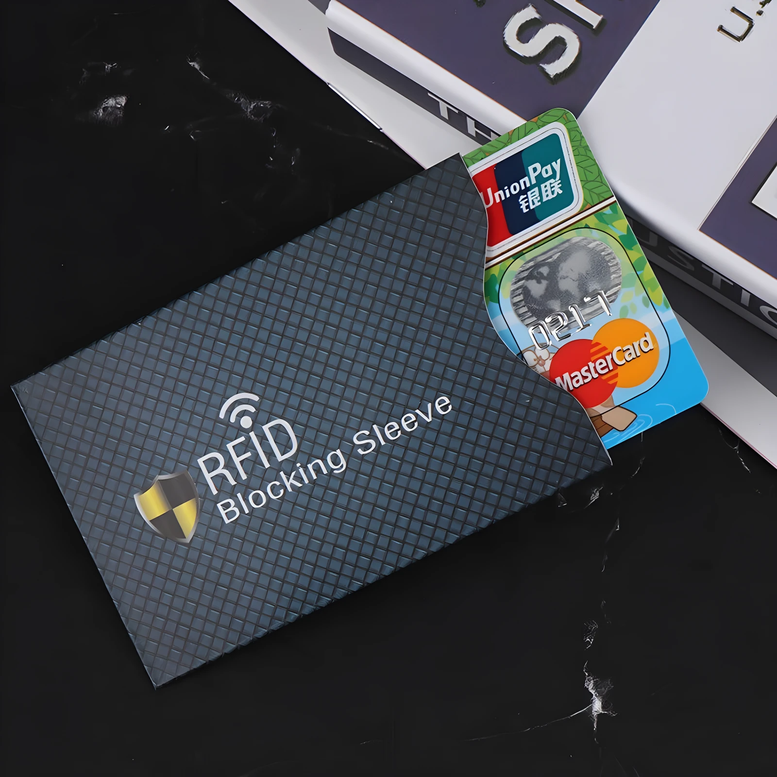 Tarjetero RFID de aluminio gris con diseño texturizado, mostrando una tarjeta UnionPay y MasterCard.