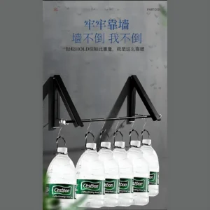 Tendedero plegable de aluminio negro, soporta varias botellas de agua colgadas, ideal para organizar y secar ropa.