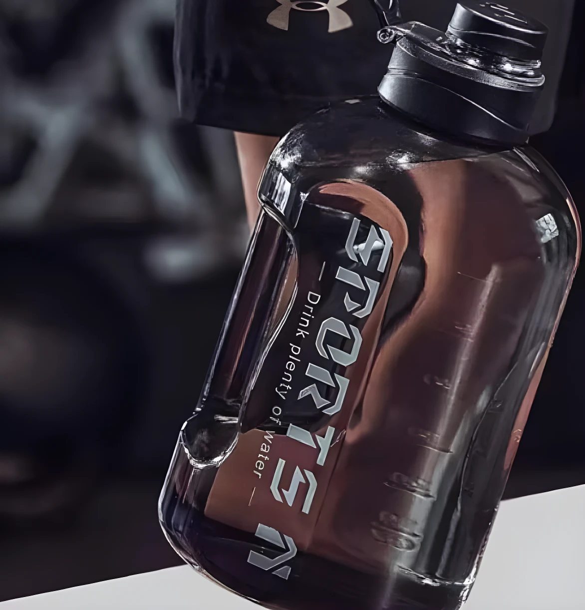 Termo botella de agua deportiva transparente de 1.7 litros con texto "SPORTS", ideal para hidratación.