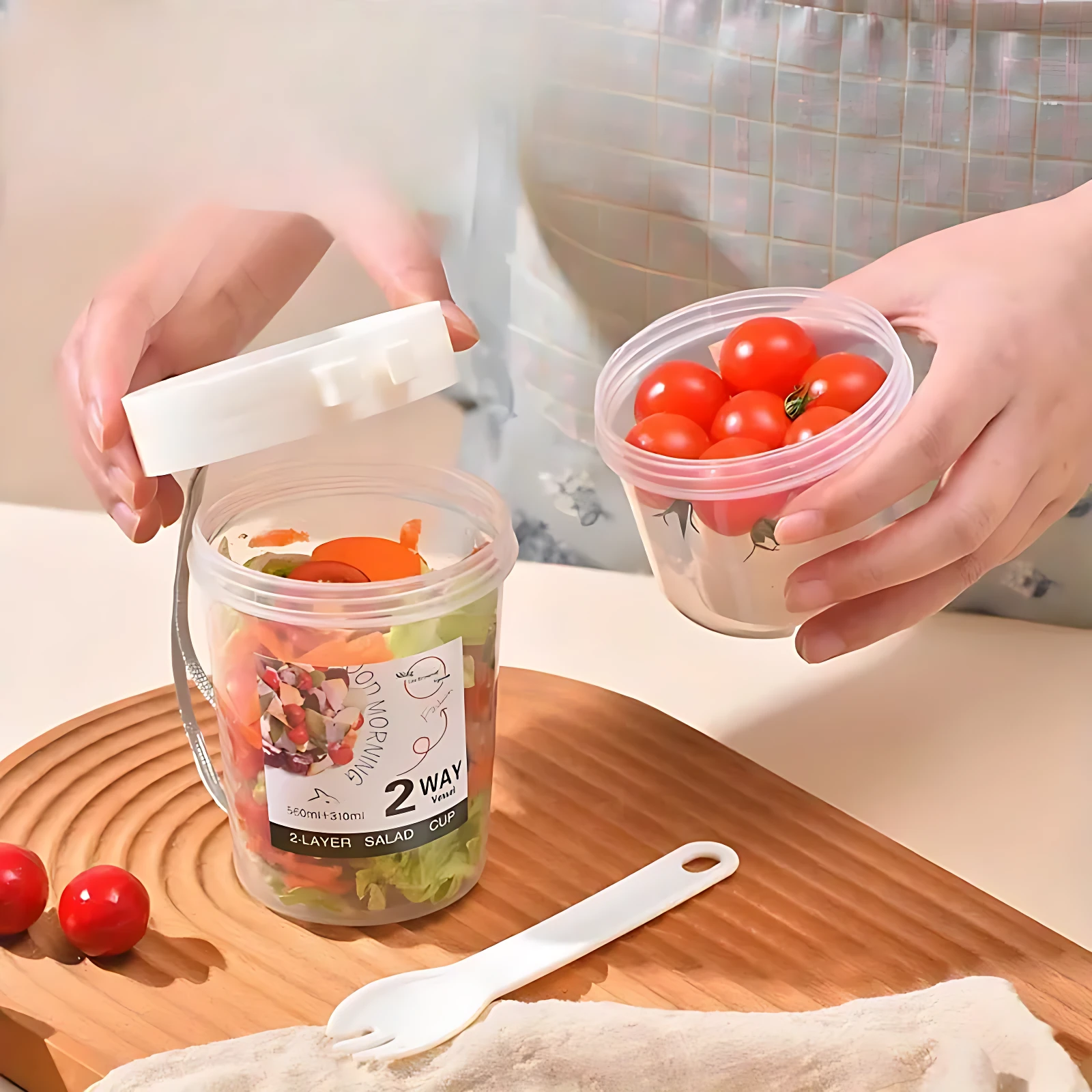 Set x2 termos portátiles para ensaladas y proteínas, uno con ensalada y otro con tomates, con cuchara y tapa.