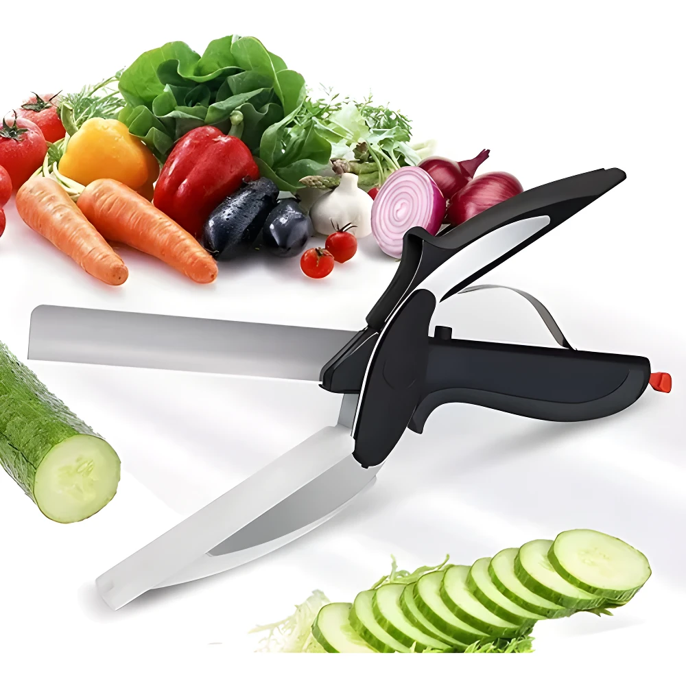Tijeras picadoras de verduras en acción, cortando pepino con vegetales frescos de fondo.