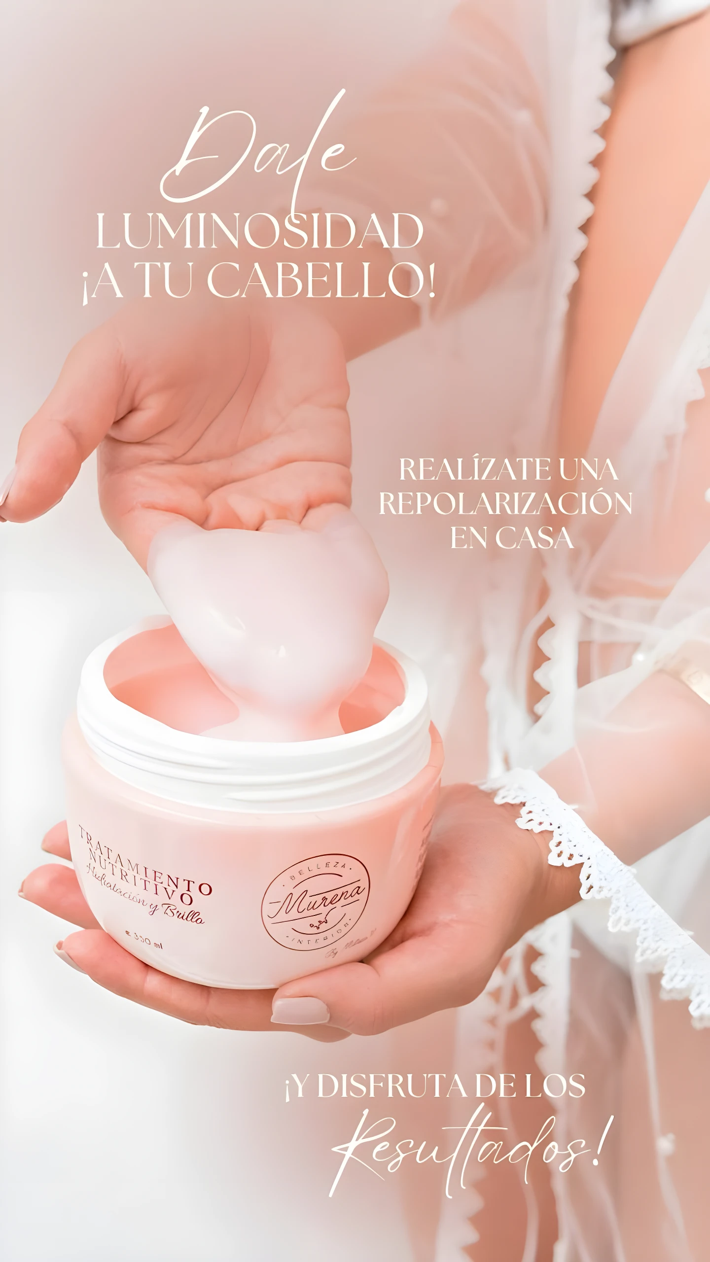 Manos sostienen crema capilar rosa "Tratamiento Nutritivo" de Murena, para hidratación y brillo.