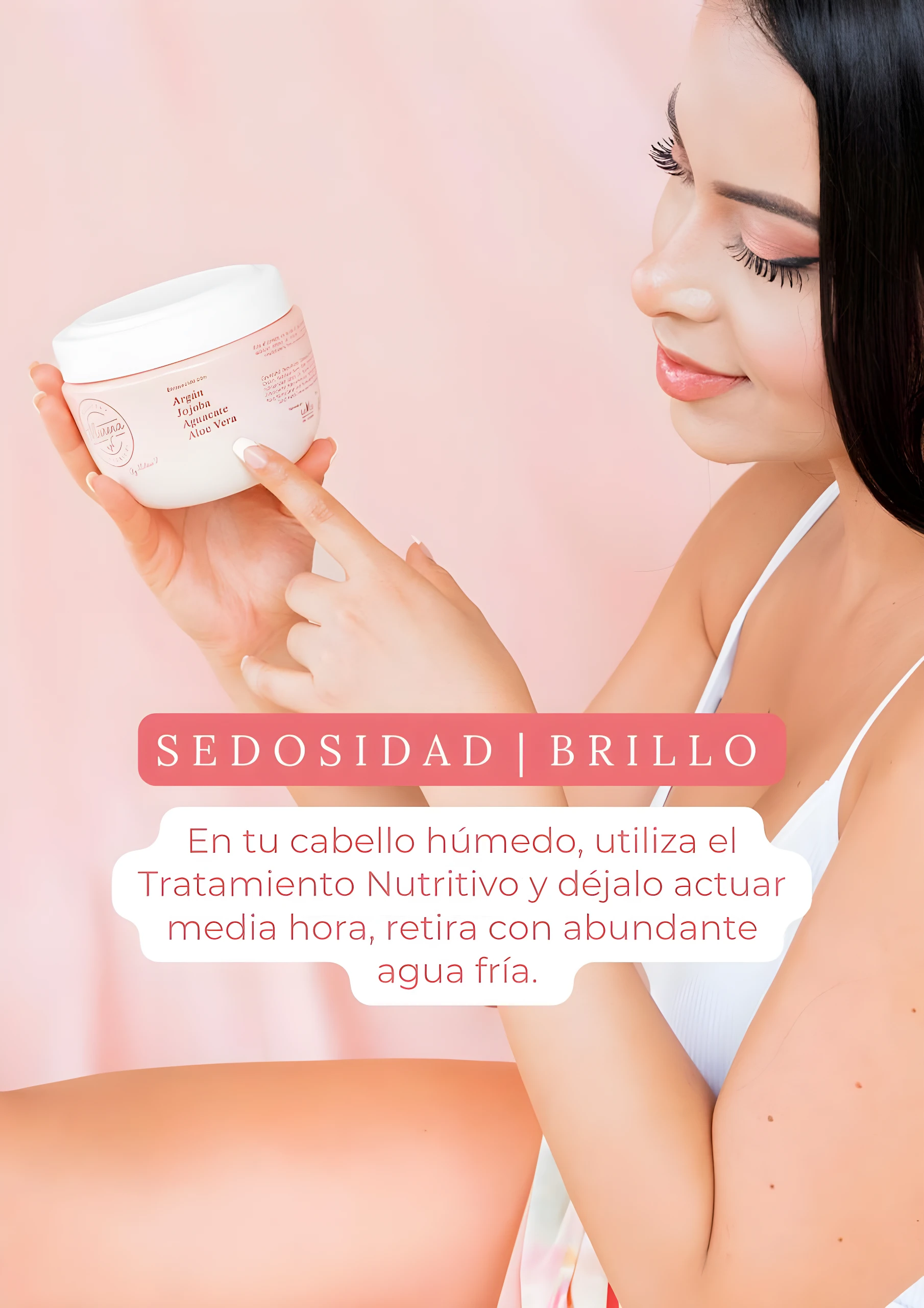 Muestra de tratamiento capilar de Argan, Jojoba y Aloe Vera en envase rosa, en manos de una mujer.