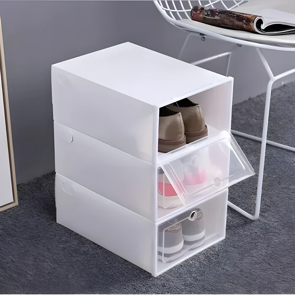 Zapatero plegable blanco de 3 niveles con tapas transparentes y calzado en exhibición.
