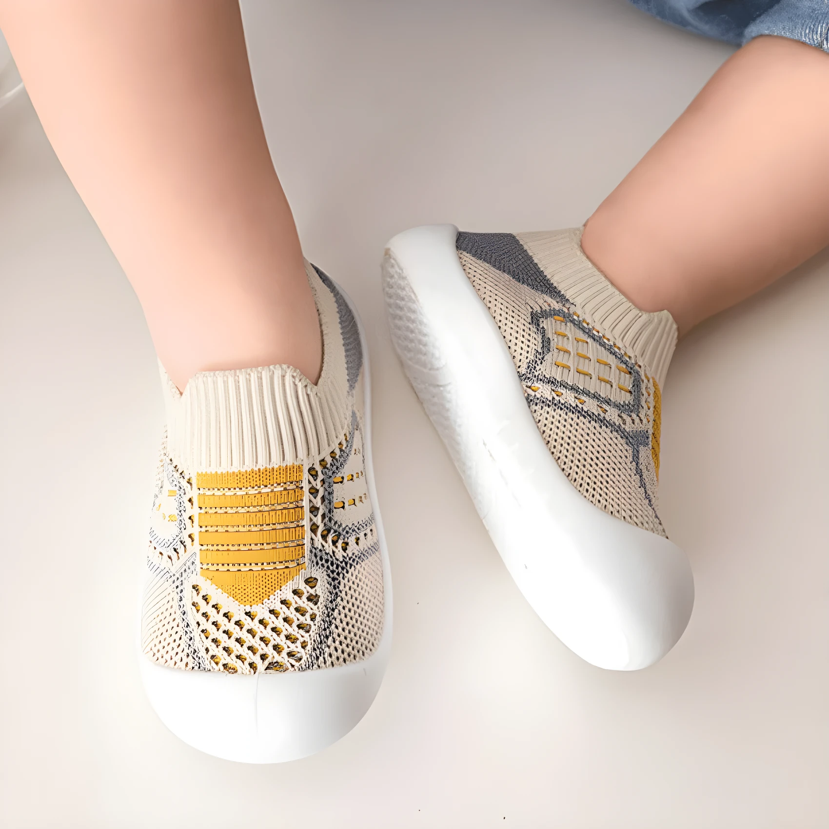 Zapatos para bebé suela goma antideslizante, tejido transpirable color beige con diseño amarillo y gris.