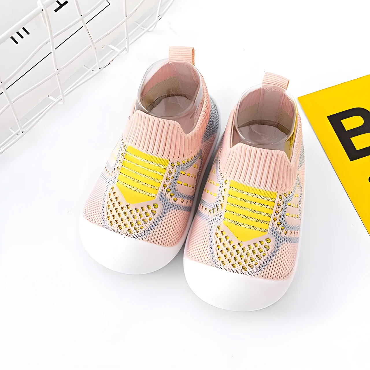 Zapatos para bebé, rosados con amarillo, suela goma blanca, tejido transpirable.