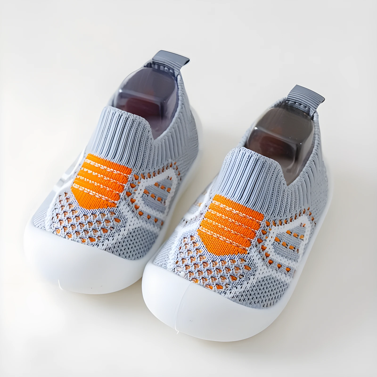 Zapatos grises para bebé con suela de goma, detalles naranjas, tejido de punto, para uso diario.